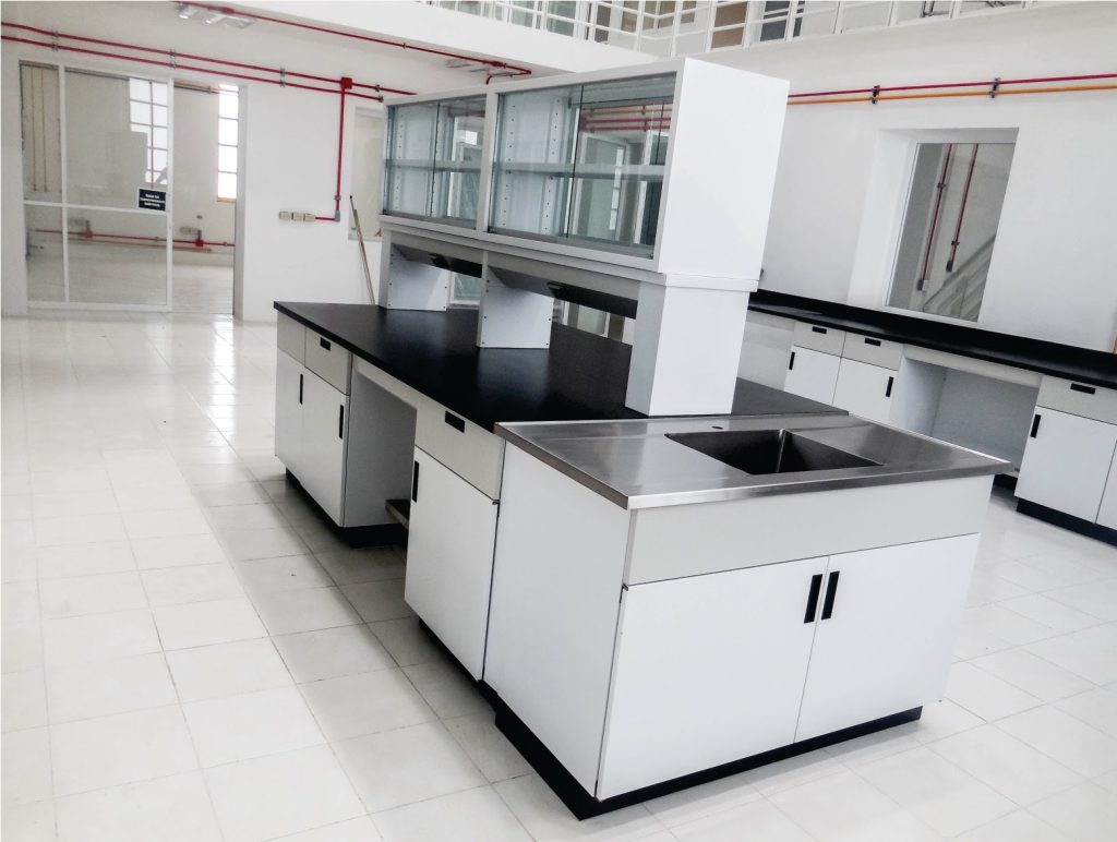 mesa isla con alacenas para laboratorio